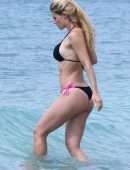Michelle Hunziker, Tomaso Trussardi and daughters Sole and Celeste enjoying a week-end on the beach in Varigotti