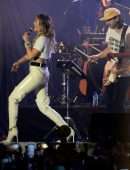 Miley-Cyrus-OnStage-in-Warsaw-8