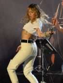Miley Cyrus OnStage in Warsaw