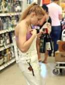 Ariel Winter Cleavage, Shopping in Los Angeles