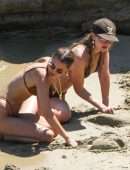 Gigi-Hadid-and-Bella-Hadid-3
