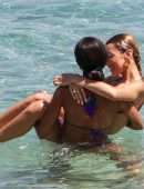 Gigi-Hadid-and-Bella-Hadid-34