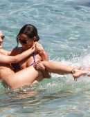 Gigi-Hadid-and-Bella-Hadid-35