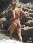 Gigi-Hadid-and-Bella-Hadid-37