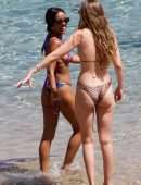 Gigi-Hadid-and-Bella-Hadid-38