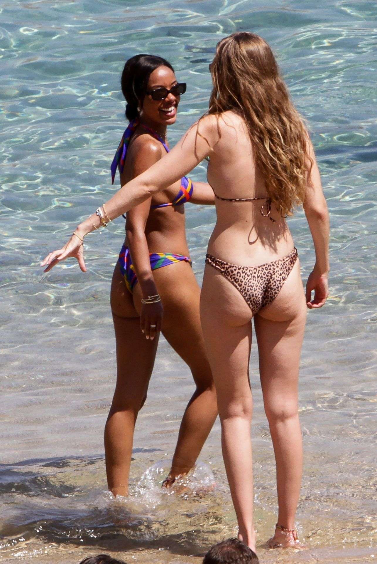 Gigi-Hadid-and-Bella-Hadid-38