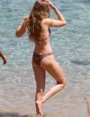 Gigi-Hadid-and-Bella-Hadid-39
