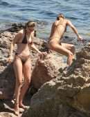 Gigi-Hadid-and-Bella-Hadid-4