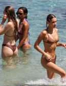Gigi-Hadid-and-Bella-Hadid-40