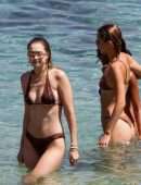 Gigi-Hadid-and-Bella-Hadid-6