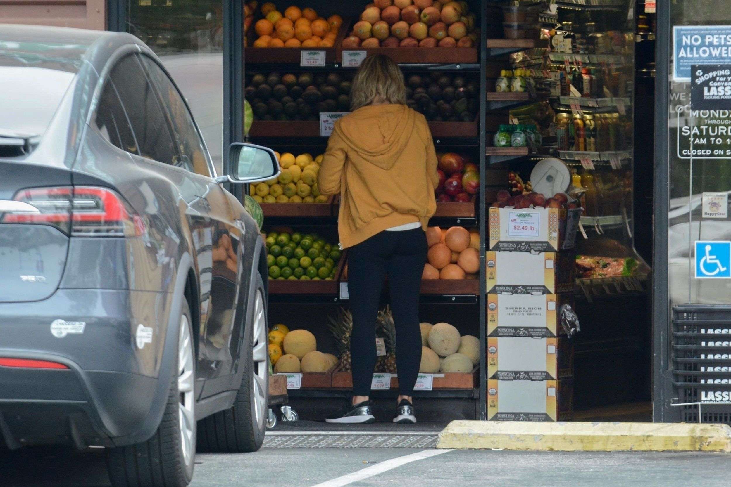 Kristen Bell Booty, Grocery Shopping in Studio City