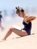Sarah Jessica Parker in Swimsuit at the Beach in the Hamptons, New York