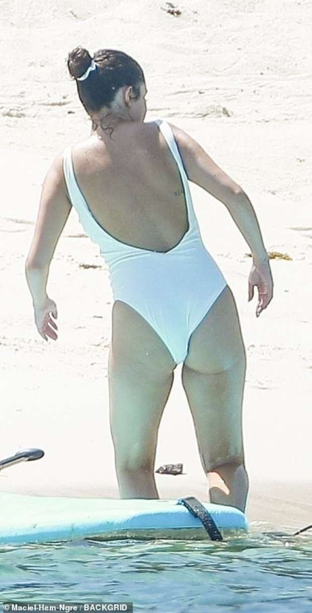 Selena-Gomez-Booty-in-White-Swimsuit-44