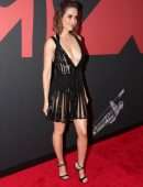 Alison-Brie-at-2019-MTV-VMA-19