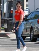 Ariel Winter Booty in Jeans, Picking up Lunch at Joan's on Third in LA