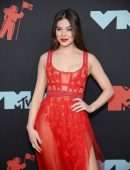 Hailee Steinfeld at 2019 MTV Video Music Awards in Newark