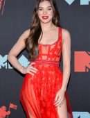 Hailee Steinfeld at 2019 MTV Video Music Awards in Newark
