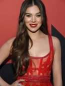 Hailee Steinfeld at 2019 MTV Video Music Awards in Newark