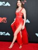 Hailee Steinfeld at 2019 MTV Video Music Awards in Newark