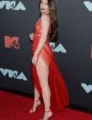 Hailee Steinfeld at 2019 MTV Video Music Awards in Newark