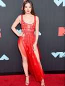 Hailee Steinfeld at 2019 MTV Video Music Awards in Newark