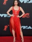 Hailee Steinfeld at 2019 MTV Video Music Awards in Newark