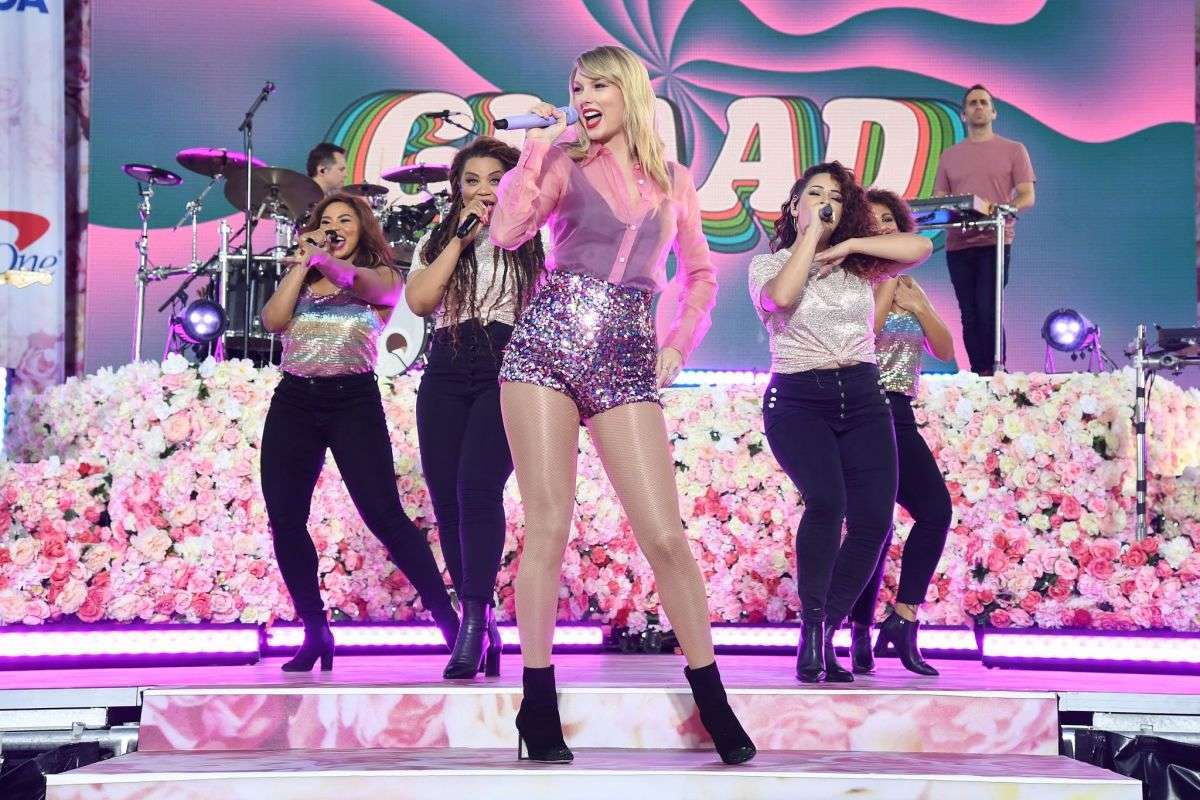 Taylor Swift - Performing at Good Morning America in New York