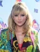 Taylor Swift at 2019 Teen Choice Awards in Los Angeles