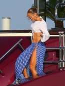Jennifer Lopez Upskirt at the Nikki Beach in St Tropez