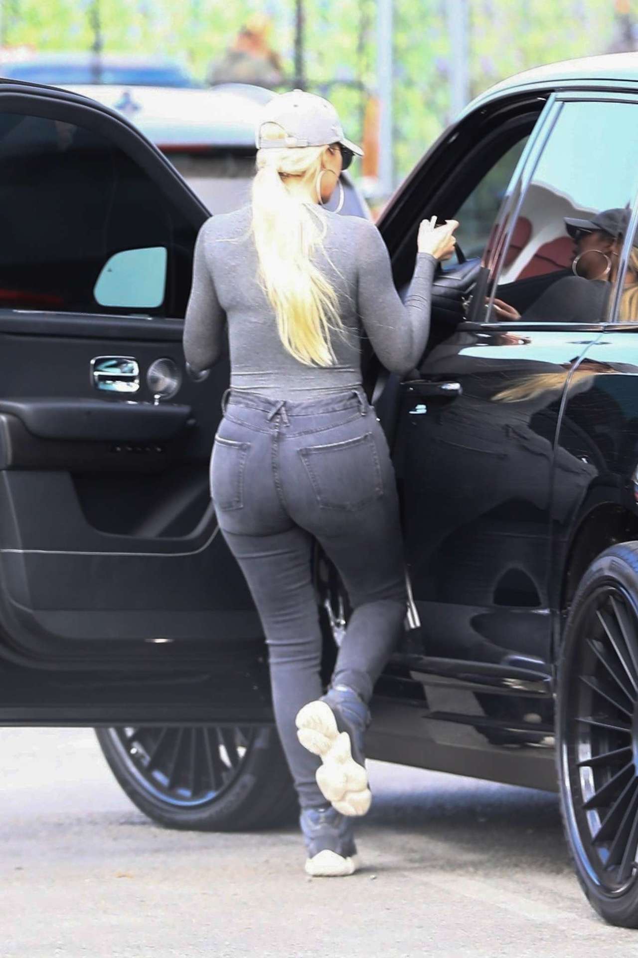 Khloe Kardashian Booty Outside Kanye West’s Sunday Service in Los Angeles