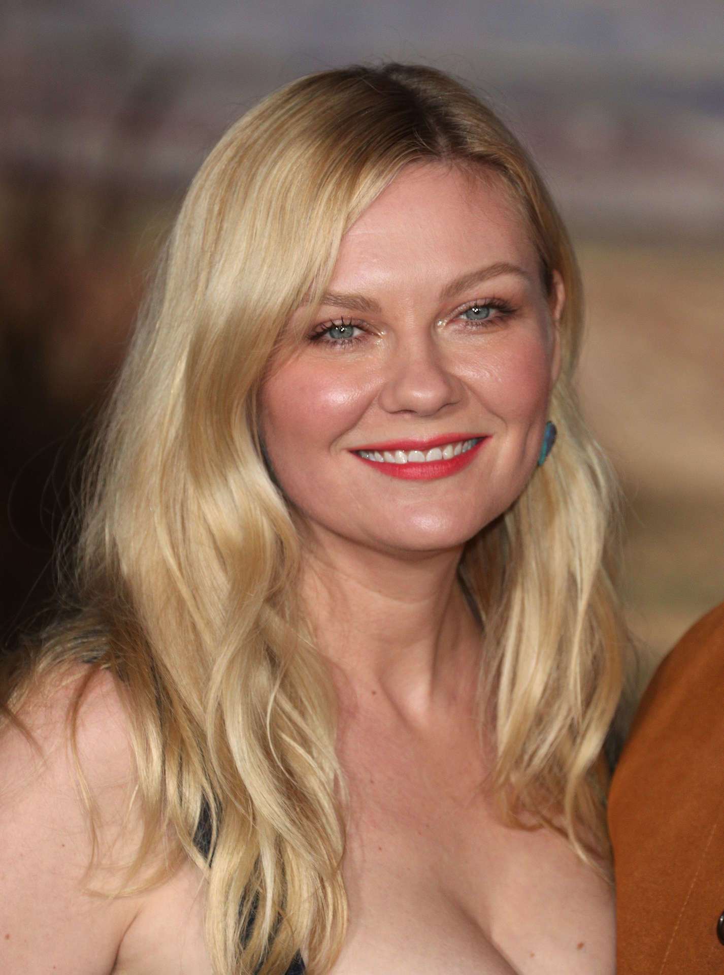 Kirsten Dunst at the Premiere of "El Camino: A Breaking Bad Movie" in Los Angeles