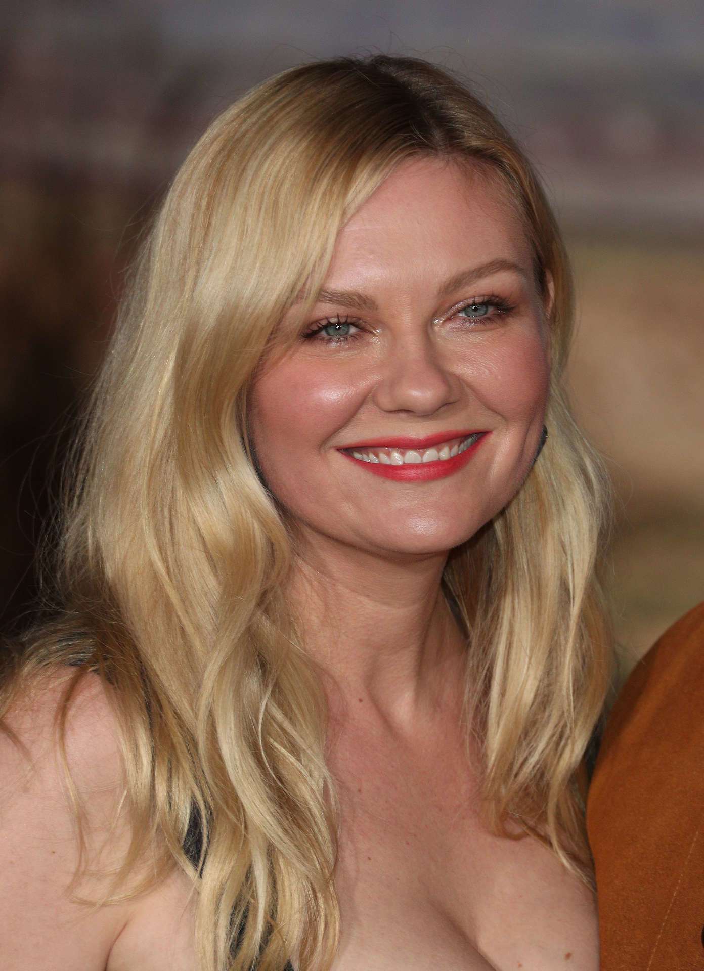 Kirsten Dunst at the Premiere of "El Camino: A Breaking Bad Movie" in Los Angeles