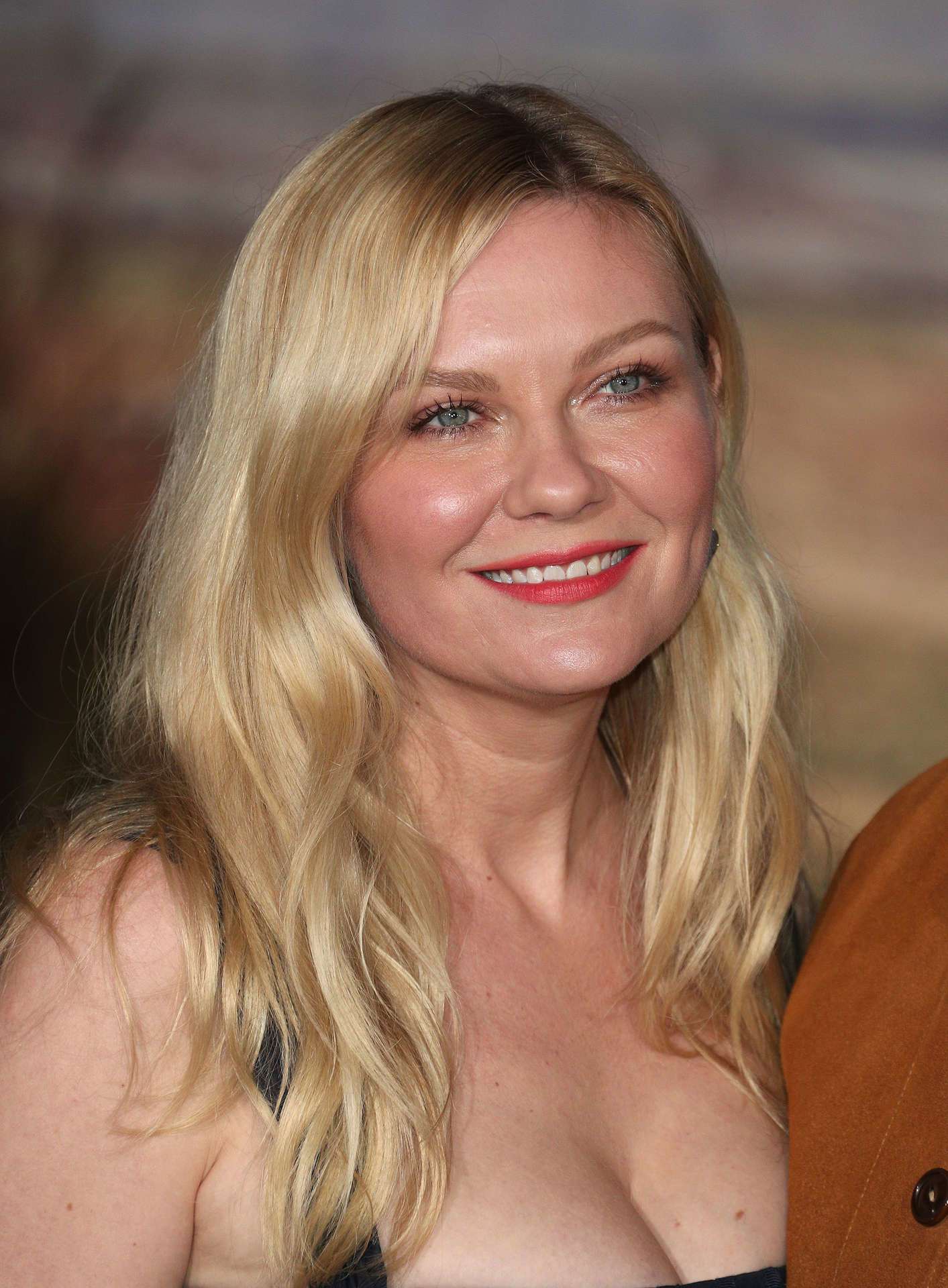 Kirsten Dunst at the Premiere of "El Camino: A Breaking Bad Movie" in Los Angeles