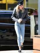Miley Cyrus in Jeans, Out for Lunch in Los Angeles