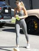 Hailey Baldwin Booty in Tights, Getting a Smoothie at Earthbar in West Hollywood