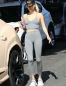 Hailey Baldwin Booty in Tights, Getting a Smoothie at Earthbar in West Hollywood