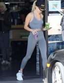Hailey Baldwin Booty in Tights, Getting a Smoothie at Earthbar in West Hollywood