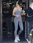 Hailey Baldwin Booty in Tights, Getting a Smoothie at Earthbar in West Hollywood