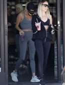 Hailey Baldwin Booty in Tights, Getting a Smoothie at Earthbar in West Hollywood