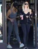 Hailey Baldwin Booty in Tights, Getting a Smoothie at Earthbar in West Hollywood