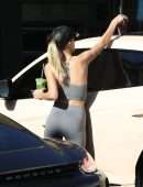Hailey Baldwin Booty in Tights, Getting a Smoothie at Earthbar in West Hollywood