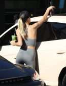 Hailey Baldwin Booty in Tights, Getting a Smoothie at Earthbar in West Hollywood