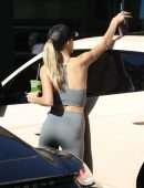 Hailey Baldwin Booty in Tights, Getting a Smoothie at Earthbar in West Hollywood