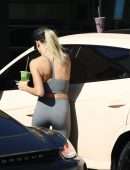 Hailey Baldwin Booty in Tights, Getting a Smoothie at Earthbar in West Hollywood