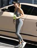 Hailey Baldwin Booty in Tights, Getting a Smoothie at Earthbar in West Hollywood