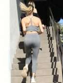 Hailey Baldwin Booty in Tights, Getting a Smoothie at Earthbar in West Hollywood