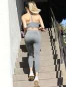 Hailey Baldwin Booty in Tights, Getting a Smoothie at Earthbar in West Hollywood