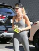 Hailey Baldwin Booty in Tights, Getting a Smoothie at Earthbar in West Hollywood