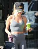 Hailey Baldwin Booty in Tights, Getting a Smoothie at Earthbar in West Hollywood