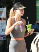 Hailey Baldwin Booty in Tights, Getting a Smoothie at Earthbar in West Hollywood